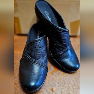 Clarks Women's black Clogs